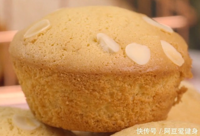 搅拌均匀|最简单蛋糕做法一搅一拌两步出锅，不加一滴水和油，全家抢着吃