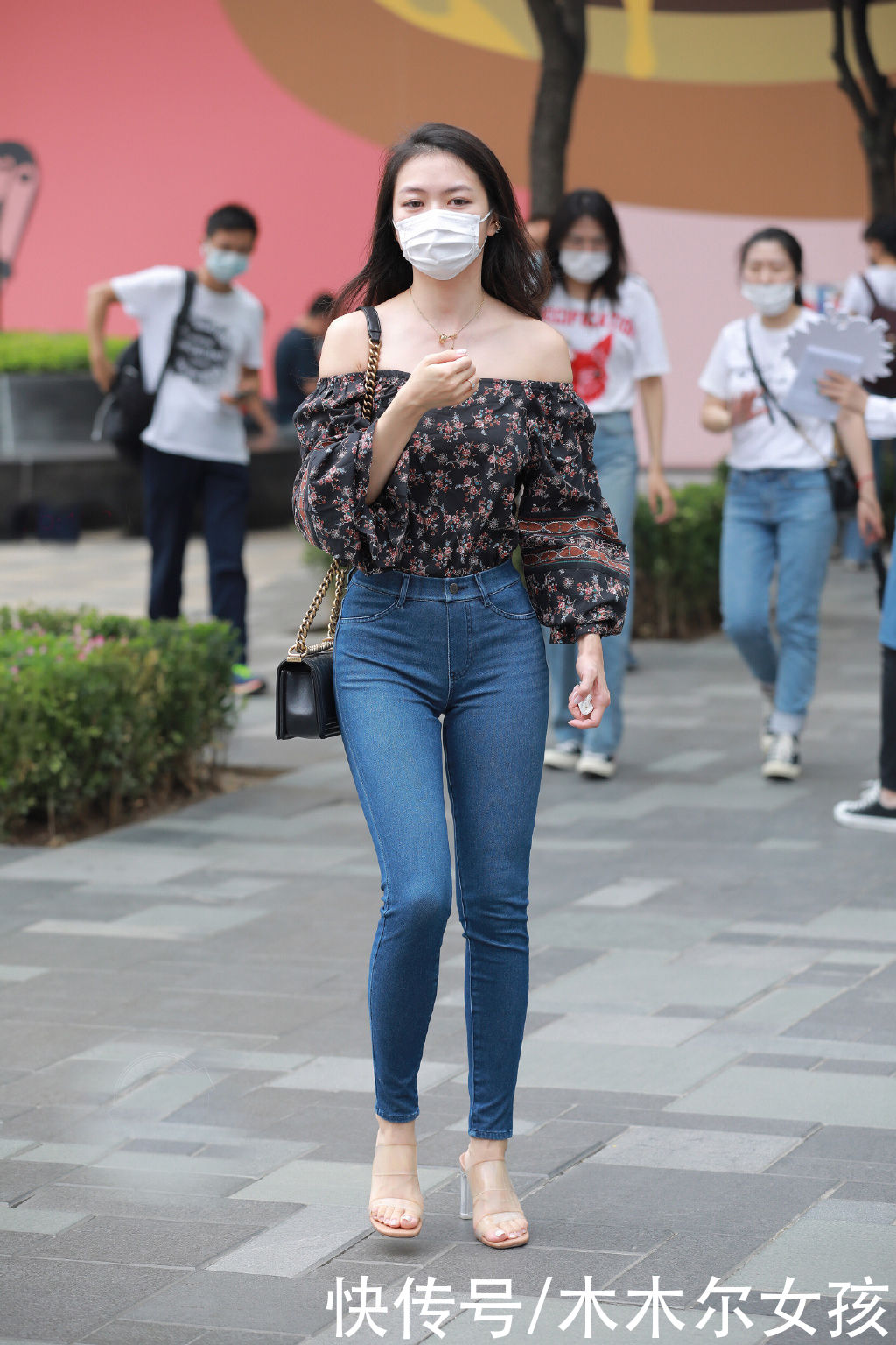 穿搭|牛仔裤款式简约又百搭,夏日出行选择它,穿出休闲有型美出时尚感