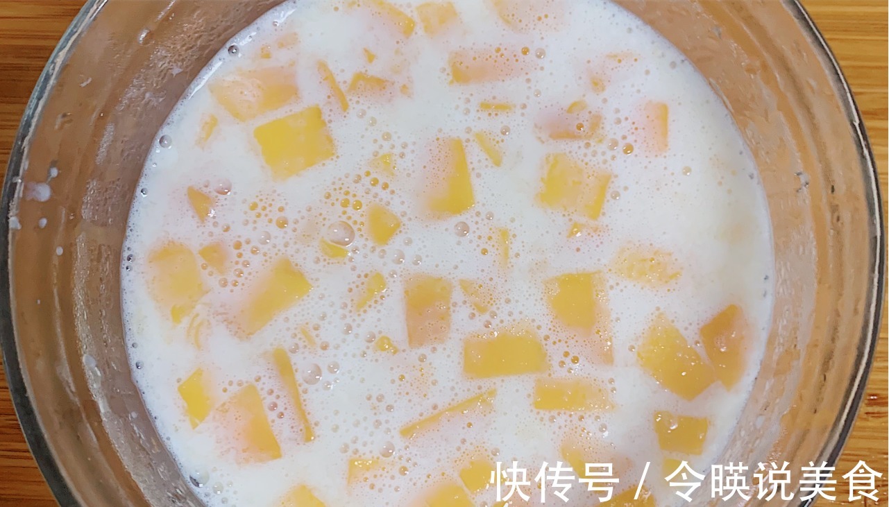 芒果和牛奶做，好吃到碗中见底，香甜又营养，小朋友们都爱吃
