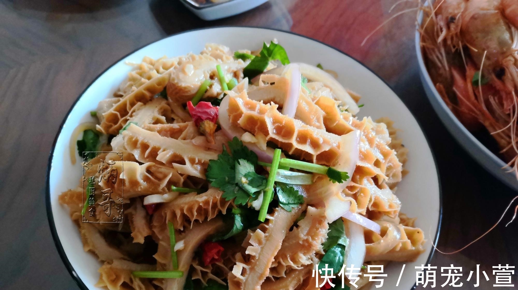 表妹晒待客晚餐,网友:南方人真舍得吃,这餐饭没七八百下不来吧