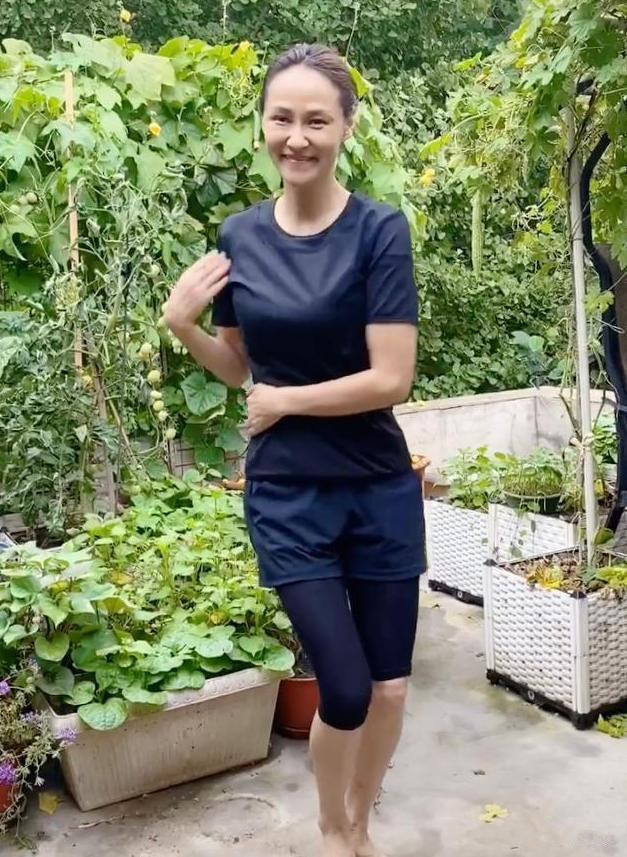 烤肉|51岁跳水皇后回农村烤肉!穿1000元羽绒服很低调,化妆前后差距大