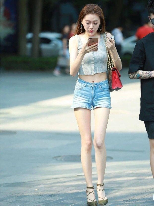 路人街拍潮流个性的穿搭，展现出小姐姐们的俏娇身姿