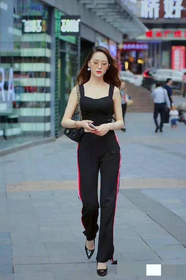 时尚减龄的牛仔裙,所呈现出的美感,想不吸睛都难