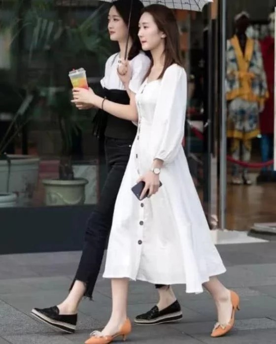 街拍美女高颜值的时尚搭配,精致的妆容,更加让人难忘