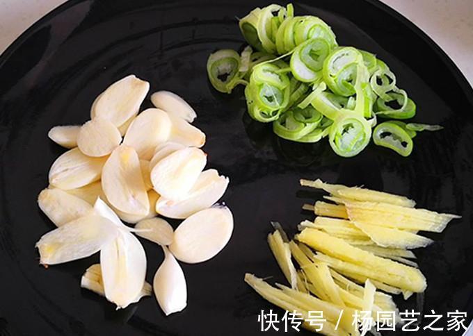 青椒爆炒河虾，营养又简单成本十多块，孩子再也不挑食了