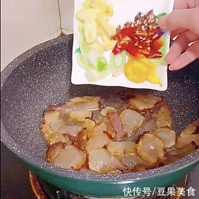 腊肉皮|香气四溢超级下饭的蒜苗炒腊肉