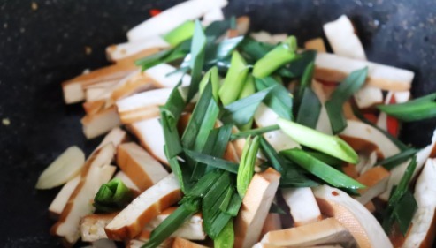 倒入|炒豆腐干时,直接下锅炒是不对的,多做这一步,炒出来柔嫩又入味