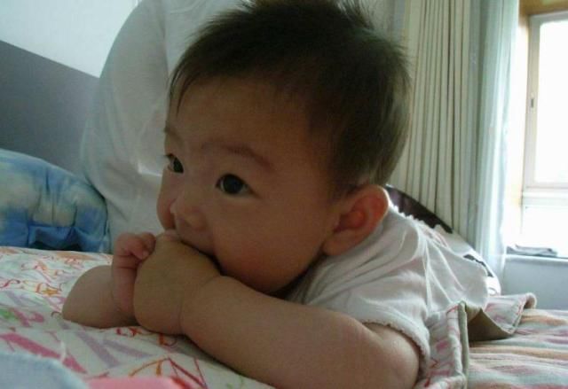 小宝宝|为什么小宝宝都喜欢吃手指?不同月龄,原因不同,妈妈要清楚