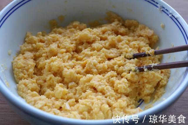 剩馒头新吃法,加4个鸡蛋搅一搅,出锅比披萨还好吃!做法还简单