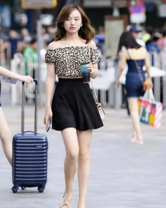 街拍:减龄显身材的穿衣搭配,让你做个高贵优雅的女神