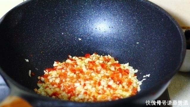 营养|一家三口的晚餐,4道家常菜荤素搭配,开胃又下饭,好吃又营养