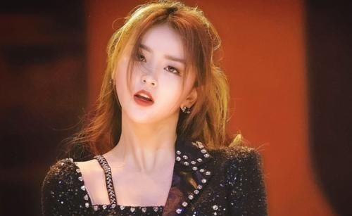 被《青你2》淘汰后，她转头参加央视选秀，和蔡徐坤再续师生缘