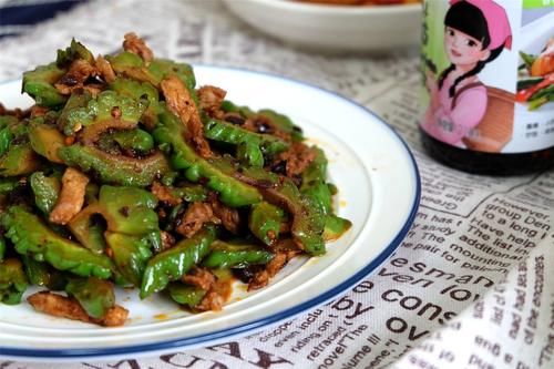 香菇|懒人快手家常菜，香菇豆豉苦瓜炒肉，随手一炒就能做好，太简单