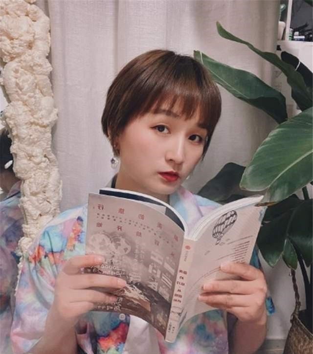 卷发 别被发型毁了造型,看起来充满了“大妈感”,换发型推荐这几种