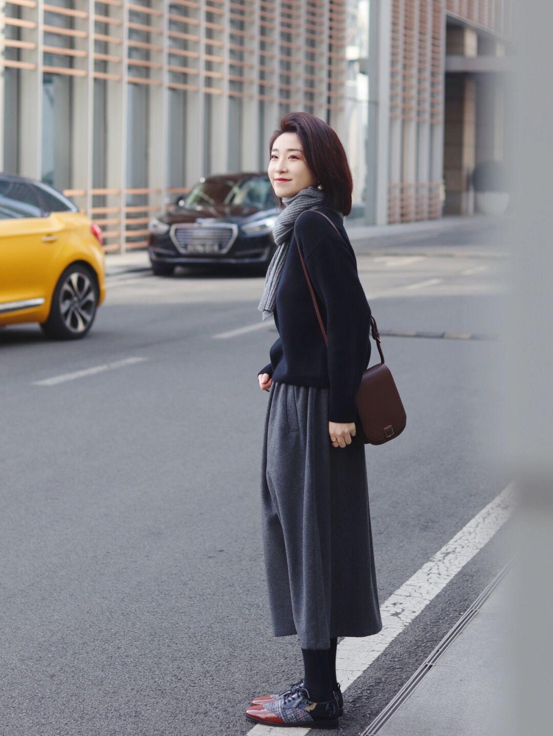 搭配 这才是冬季穿衣的典范,不刻意扮嫩,一件“毛衣”就足够