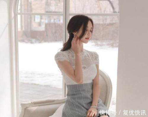 美女模特:花边A字半身裙,彰显小女人的气质,简约的时尚魅力