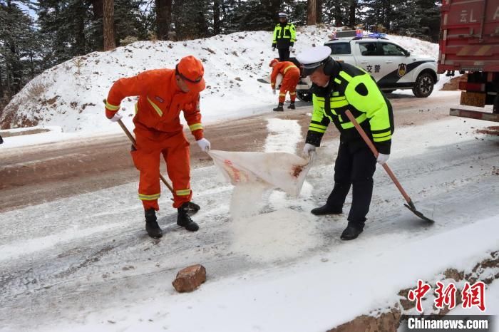 西藏昌都森林消防藏历新年期间协助当地清理道路冰雪