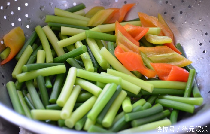 炒蒜苔,切好直接下锅炒就错了!多做1步,蒜苔更翠绿还入味