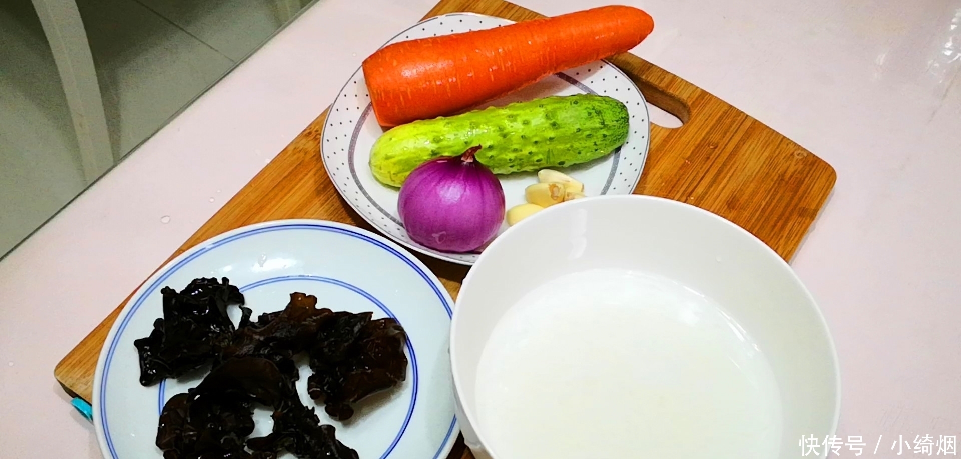 白菜别只炖和炒了,加2个鸡蛋,比吃肉还香,上桌汤汁都不剩,香