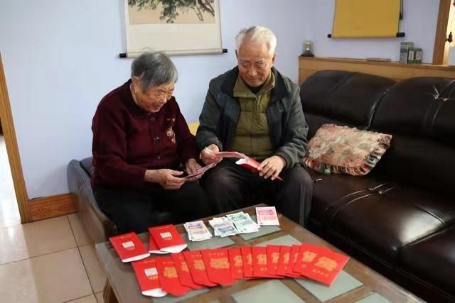 存钱罐|过年给孩子发红包,压岁钱啥时候给有学问,大年三十还是初一?