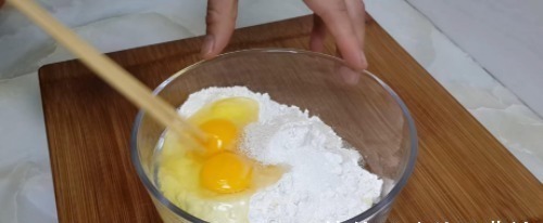 面粉新吃法,手不沾面,比油条做法简单,比馅饼好吃,越吃越想吃