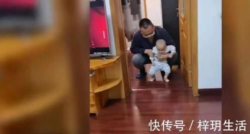 宝宝|“坑娃”父母火了,周岁宝宝抓周被爸爸坑,妈妈一旁哈哈大笑