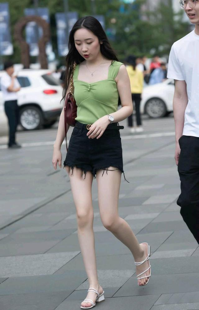 白皙的美女,果绿小衫配热裤,简约轻盈,美翻了