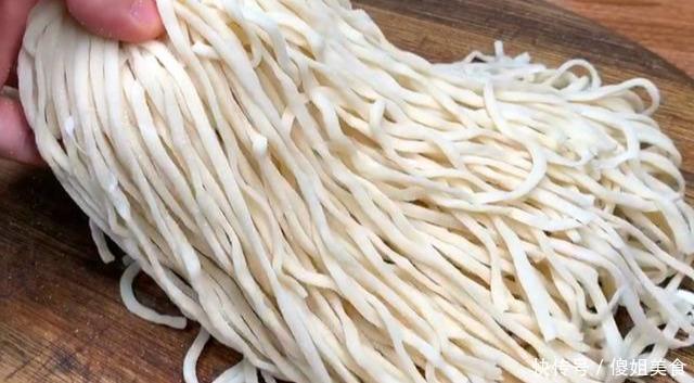 夏天来了,面条就得这样吃,简单一拌,比凉面还好吃,太香了