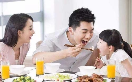 孩子|长大后自私没出息的孩子,吃饭时“臭毛病”太多,家长别不当回事