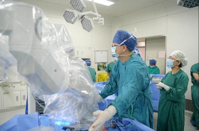 附属第一医院|开五个小孔便能在七大脏器上动刀，成功切除七处肿瘤