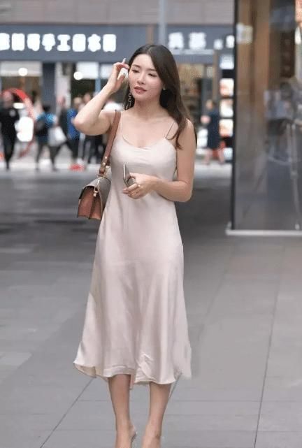 小姐姐|裙子美女好开朗，逛街都喜欢打招呼，不显得累吗