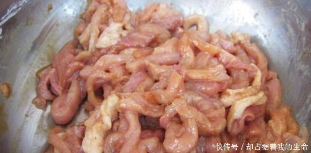 炒肉丝时,牢记不要直接下锅炒,教您一招,肉丝又嫩又香又入味