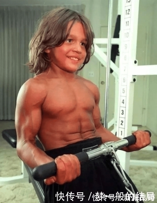 小子|世界上最强壮男孩，每天600个俯卧撑，长大后肌肉男变成胖小子