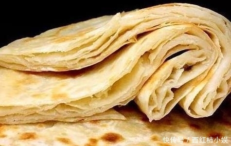 烙饼时,别再用开水和凉水了,用它,香软还出层,放3天也不会硬