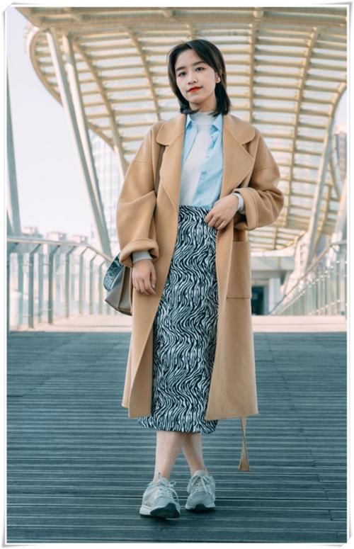 大地色不止属于秋冬，开春也能穿，气质上很优雅