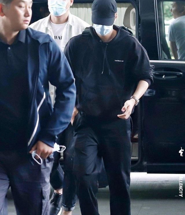 肖戰(zhàn)登|王一博的“引力定律”,亮相造型成亮點(diǎn),粉絲看到鞋子:好眼熟!