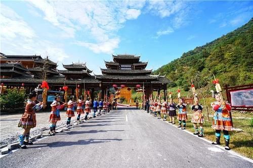 湘西大山深处的千年侗寨，大事都要女人签字，男人负责带孩子