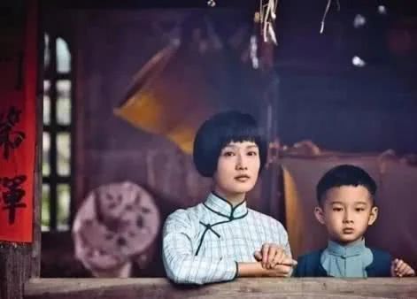 唐艺昕|李沁挽张若昀胳膊上热搜，女演员为了避嫌也需“礼仪手”吗