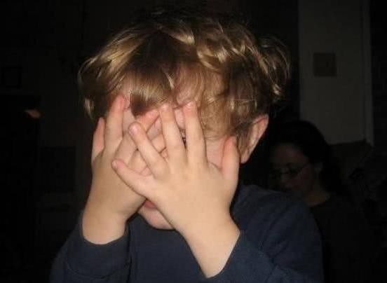 家长|电视出现“AA”镜头时,家长还在捂孩子眼睛?这3方法会更管用