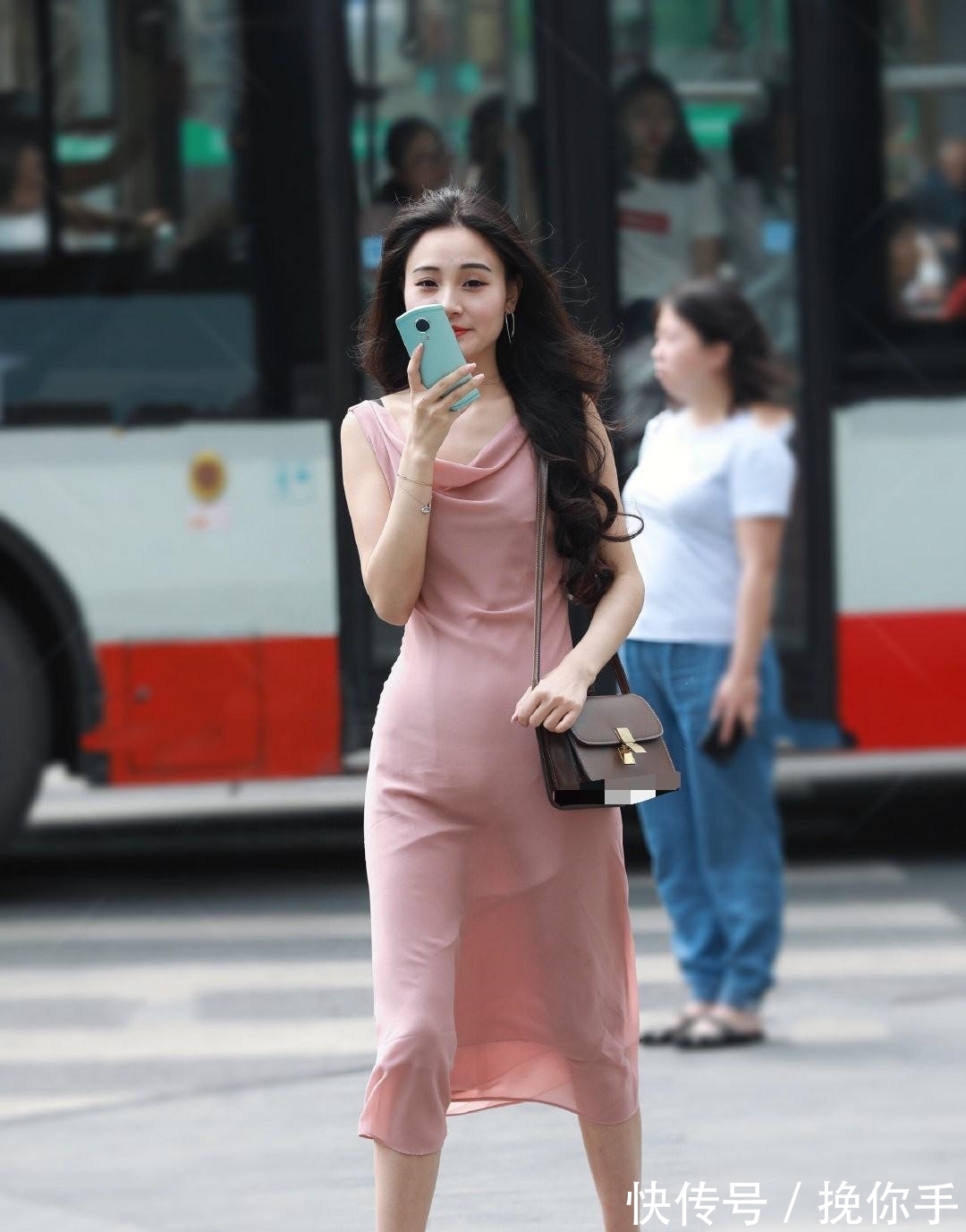 白嫩|白嫩的美女穿上粉色的裙子,连风都眷顾她,增添女性的魅力