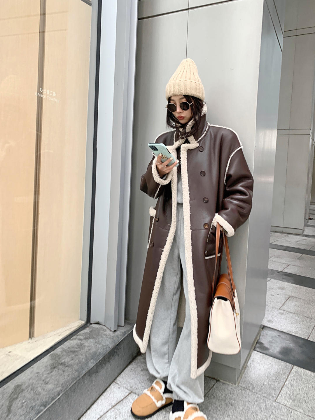 质地 “皮毛一体外套”又火了,这几种搭配保暖又帅气,普通人也能驾驭