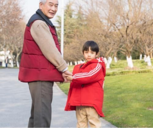 老人|爸爸带娃偷偷来看爷爷,看到爷爷的反应后,网友:真的是好宠溺啊