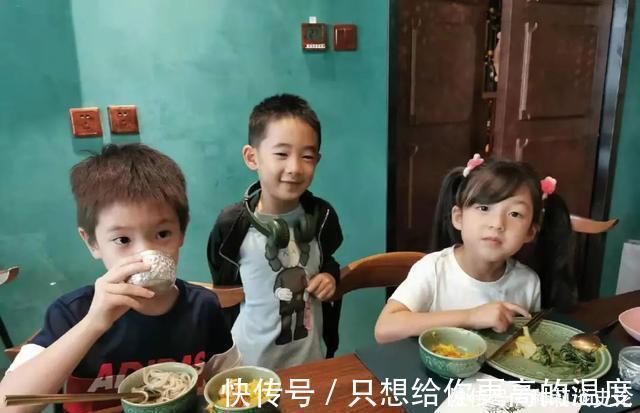 化妆品 “毁口红”火了？小学生和中学生先忍了，看到大学生操作：土豪吧