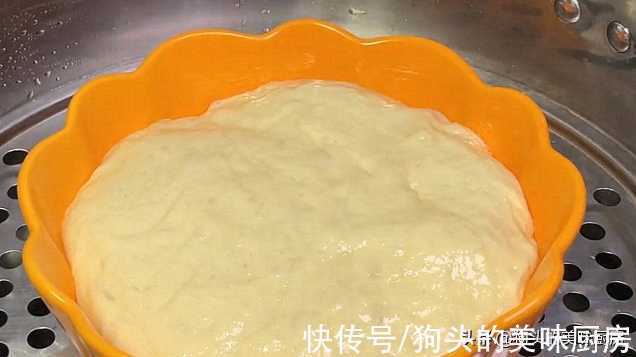 发糕这样做，不用揉面，一搅一蒸就出锅，松软香甜，比面包还好吃