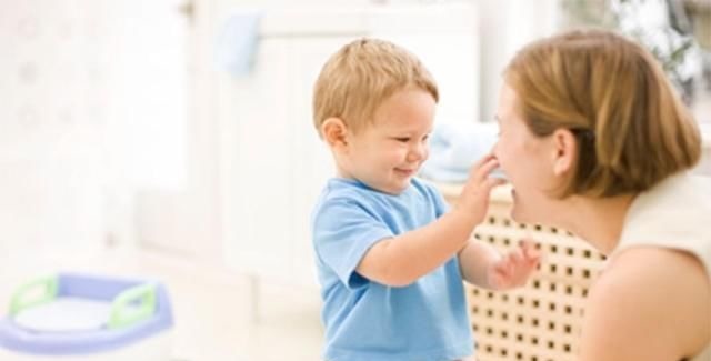 如厕|宝宝0~2岁阶段,若出现下列异常情况,说明娃发育迟缓需及早治疗