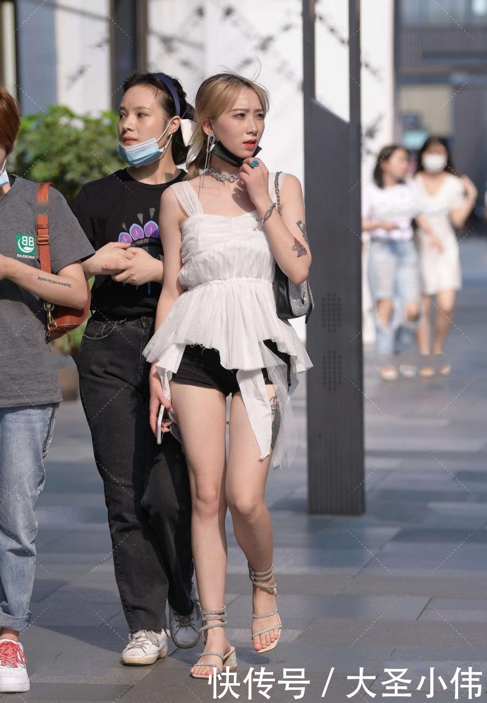 女神|美女街拍:这难道就是你们喜欢的校园女神,传说中的西南大校花?也不咋样啊