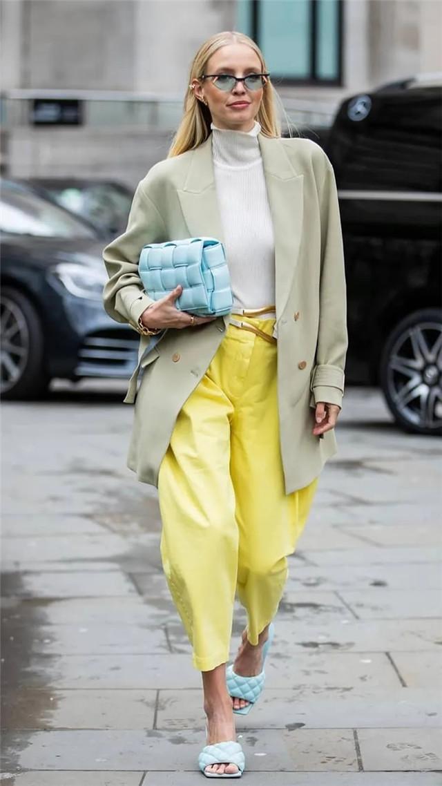 “小白鞋”已经过时了!今年流行的是“花甲鞋”,时髦显高又耐脏