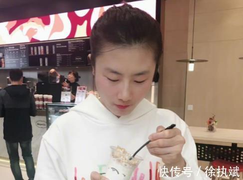 国乒女队|丁宁恋情曝光!和神秘男牵手逛街,球迷哭了:像自家女儿出嫁了