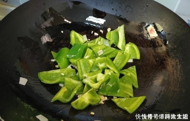 土豆块|茄子和它是绝配,入夏后我家每周吃三次,咸鲜回甜,太香了
