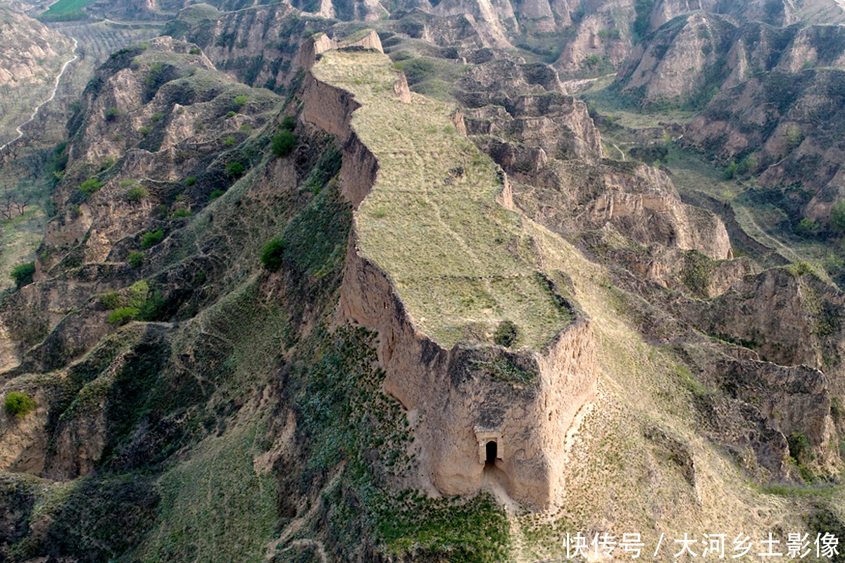 黄土高坡百米绝壁藏神秘古堡，无人知道原委，80岁大娘揭开秘密